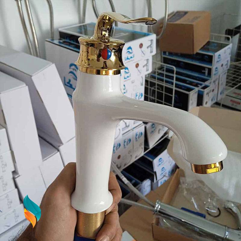 ست شیرآلات 5 عددی اندیکا مدل بامبو سفید طلایی همراه با شلنگ